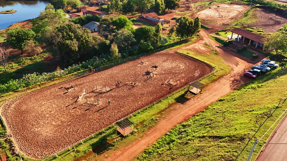 Vista aérea do Centro Hípico Pessanha Team Itaygua, com a pista de saltos, cavaleiros em treino e as instalações em Bonfim Paulista, Ribeirão Preto