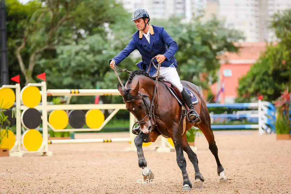 Cavaleiro do Pessanha Team em prova de salto, montado em cavalo castanho