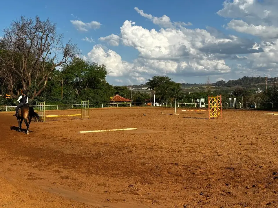 Pista de saltos do centro hípico com obstáculos montados
