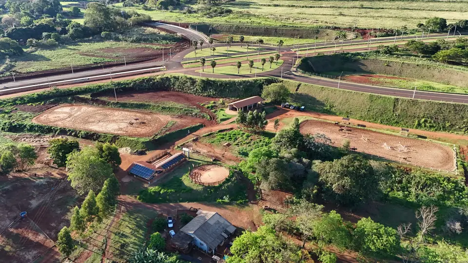 Vista aérea do centro hípico, com as pistas e a estrada de acesso em Bonfim Paulista