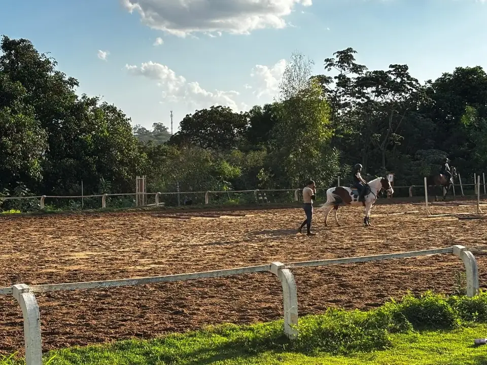 Aula na pista com instrutor acompanhando