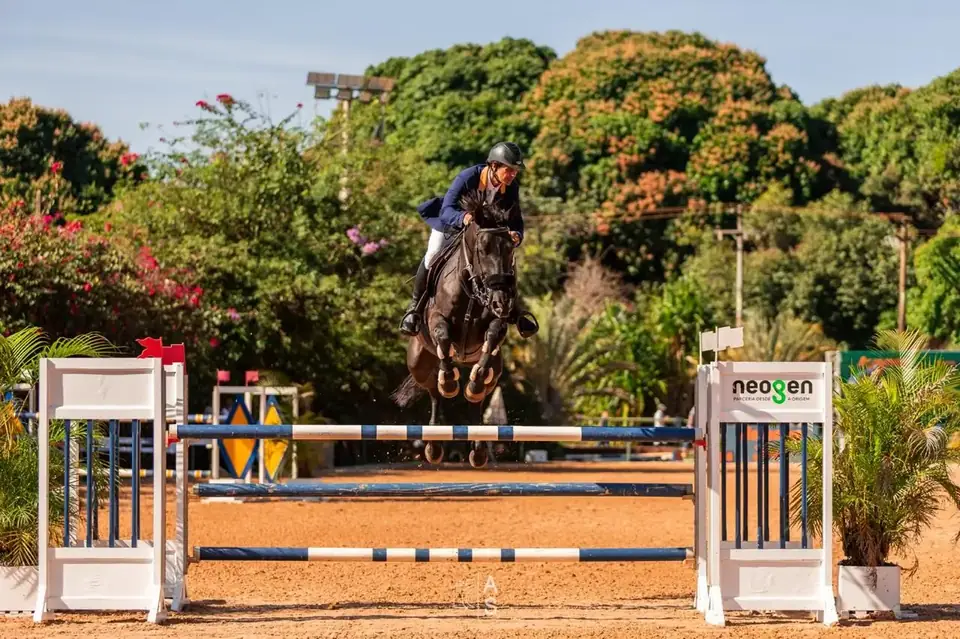 Conjunto em salto na pista